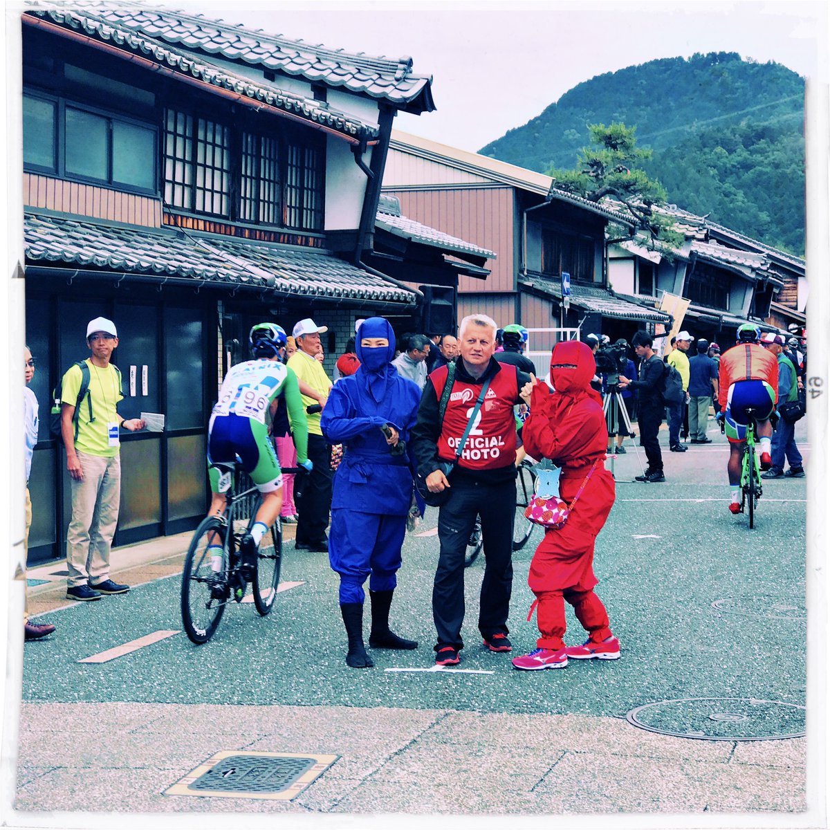 gangi4767's tweet photo. #ツアーオブジャパン #TOJ #TOJ2018 #TourOfJapan
『うだつの上がる町並み』をスタートする美濃ステージ。ロードバイク、カラフルなサイクルジャージ、チームカーと江戸時代から残る町並みの組み合わせは新鮮。映える(笑)。 https://t.co/ZRcd0uEgxP