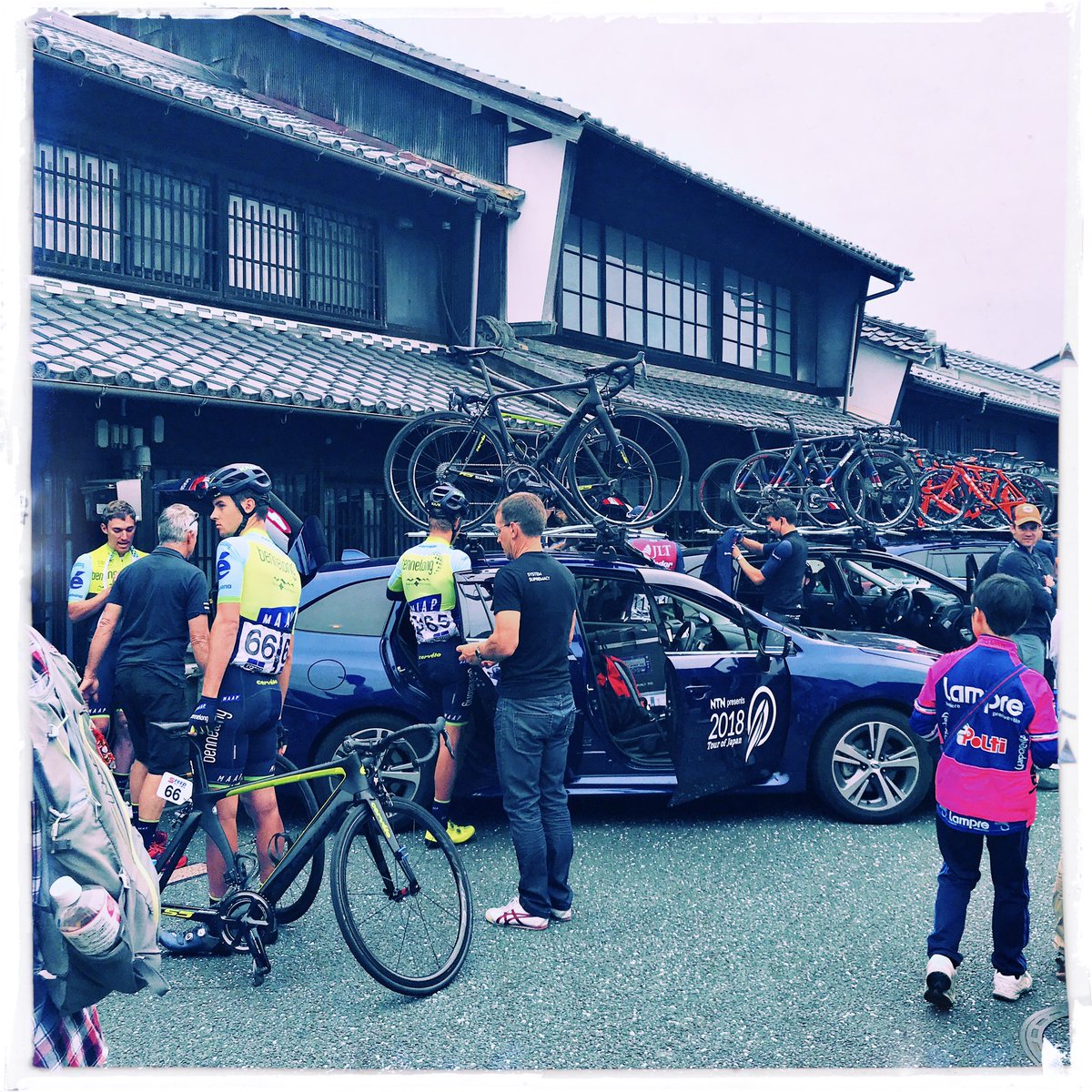 gangi4767's tweet photo. #ツアーオブジャパン #TOJ #TOJ2018 #TourOfJapan
『うだつの上がる町並み』をスタートする美濃ステージ。ロードバイク、カラフルなサイクルジャージ、チームカーと江戸時代から残る町並みの組み合わせは新鮮。映える(笑)。 https://t.co/ZRcd0uEgxP