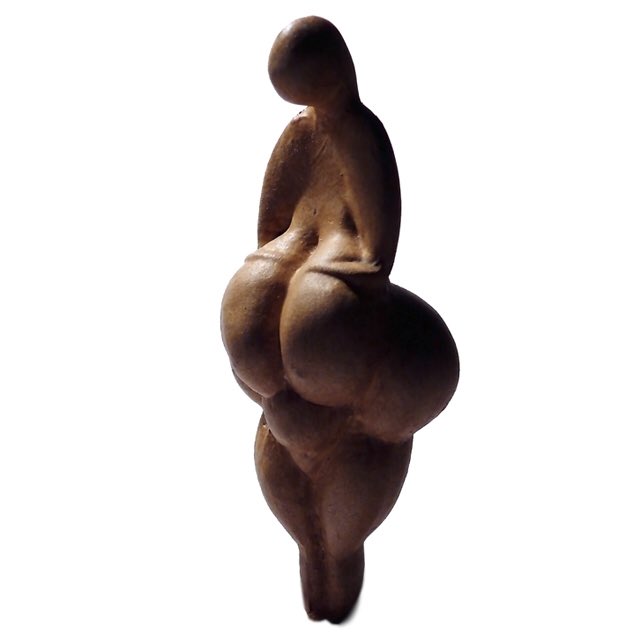 Ces modèles de la nudité  existent depuis la préhistoire : on en a retrouvé sur les parois de la Grotte de la Marche dans la Vienne ou sur des sculptures comme la Vénus de Willendorf en Autriche ou celle de Lespugue en Haute-Garonne. Locutus Borg /  @WikiCommons