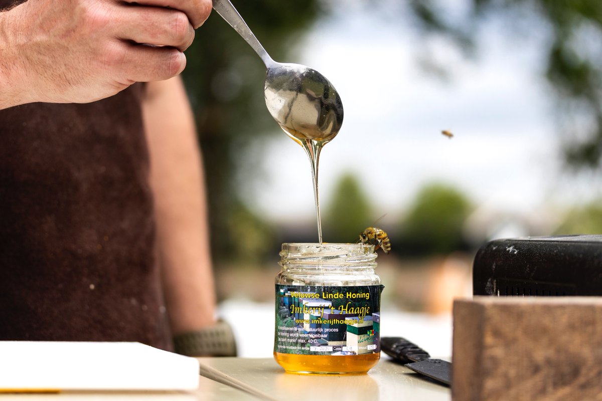 Vandaag is het #wereldbijendag. Imkerij 't Haagje in Epe produceert al 50 jaar de lekkerste, erkende Veluwse honingsoorten.

Zelf eens proeven? Je vindt o.a. de heerlijk Veluwse Linde Honing in onze boerbox: uitveluwe.nl/producten

<a href="/Bijenlint/">Bijenstichting</a> @supportyourlocalsnl #maaltijdbox