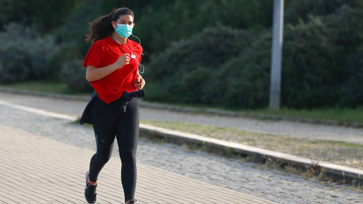 HeffronChiro's tweet photo. Should runners wear coronavirus face masks outside?

New York requires people to wear face coverings when in close proximity to others in public. 

https://t.co/d3EawRa5SM

#running #exercise #covid19 #virus #wearfacemask https://t.co/vUxPyM4dxg