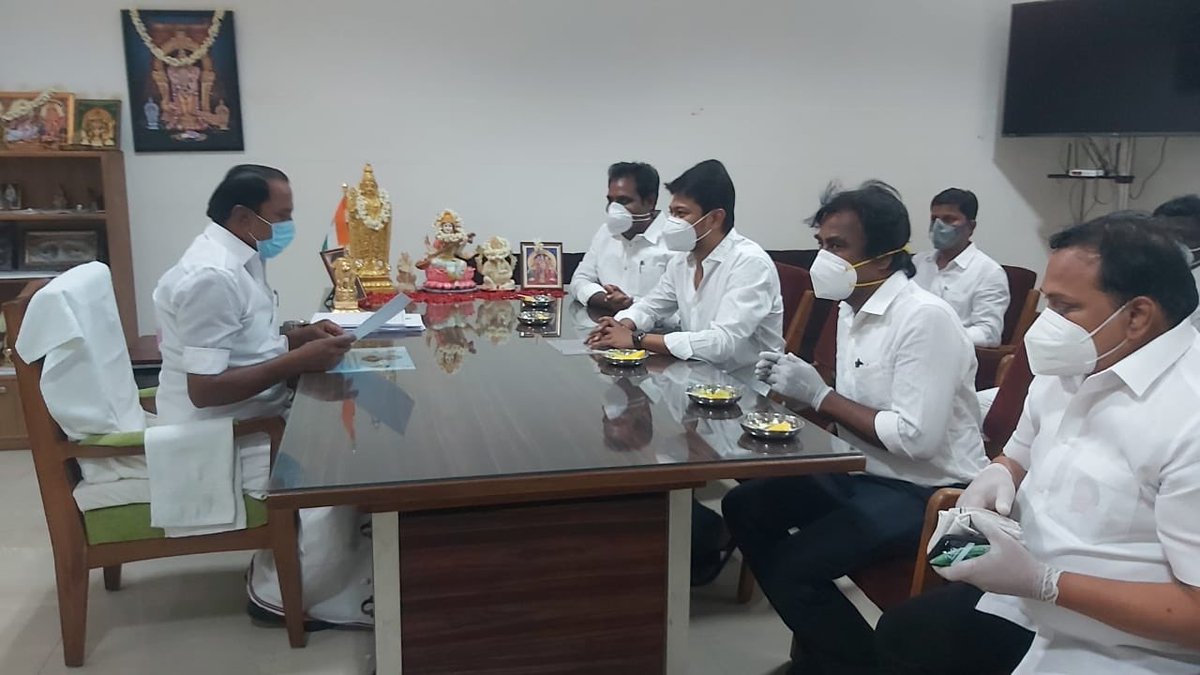 Udhaystalin's tweet photo. வரவேற்று கோரிக்கைகளுக்குச் செவிசாய்த்த பள்ளிக் கல்வித்துறை அமைச்சர் மாண்புமிகு செங்கோட்டையன் அவர்களுக்கு நன்றி. 10-ஆம் வகுப்பு மாணவர்களின் மனநிலையை தேர்வுக்குத் தயார்ப்படுத்திடவும், தேர்வெழுத வருபவர்களை நோய்த்தொற்றிலிருந்து காத்திடவும் நடவடிக்கை எடுத்திட வேண்டும்.@EzhilarasanCvmp https://t.co/G4TbDUe3d1