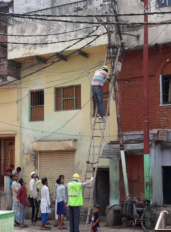 Utkarsh34718403's tweet photo. Maintenance during pandemic COVID-19 under supervision of EESL at Varanasi @yogeshrai56 @Pramod_Kumar08 @ShakirH40522350 @amitrec19 @anuadbst #eeslspirit #ujalaprakashpathka https://t.co/QbkfWPyTkP