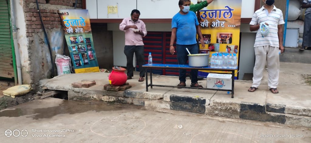 sanjaykmranchi's tweet photo. On 20th May 2020, as part of #Humanitarian Aid, @bksranchi served #Khichdi and distributed #mineralwater and #buiscuits to the children and migrants at #RingroadRatuRanchi. https://t.co/oHepnsMDCM