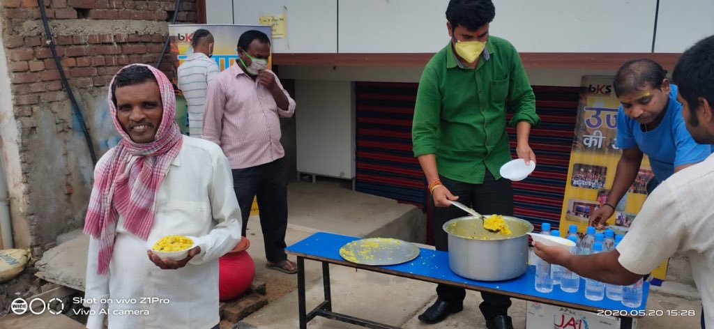 sanjaykmranchi's tweet photo. On 20th May 2020, as part of #Humanitarian Aid, @bksranchi served #Khichdi and distributed #mineralwater and #buiscuits to the children and migrants at #RingroadRatuRanchi. https://t.co/oHepnsMDCM