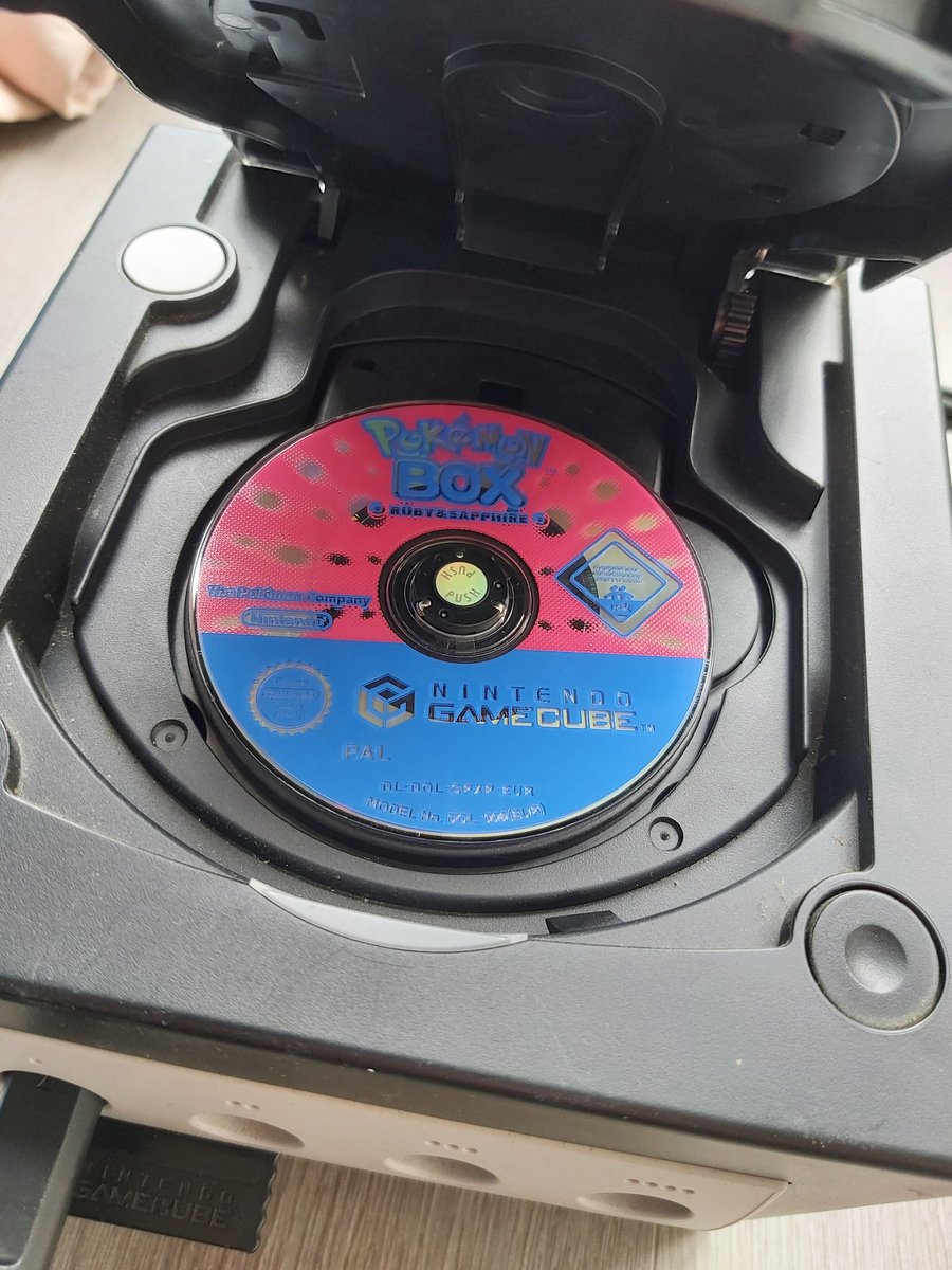 D3J08's tweet image. Waaaat!! Iemand heeft deze game aan me verkocht voor €30,- 

Inclusief Pokémon Colosseum, GameCube met controller en alle toebehoren 😱

#pokemon #gamecube #pokemonbox #rubysapphire