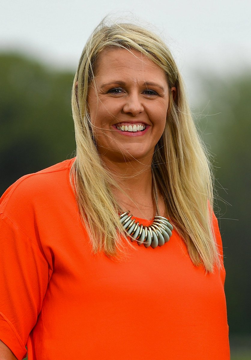 LadiesFootball's tweet image. 💻We're back on Friday at 8pm on Facebook bit.ly/2OvUJ2D for the @lidl_ireland / LGFA Fun Family Quiz! 

🤩And we have a special guest quizmaster for this one, none other than @jacquihurley of @RTEsport fame! 

You'll need 2 devices to play - one to view, one to answer!