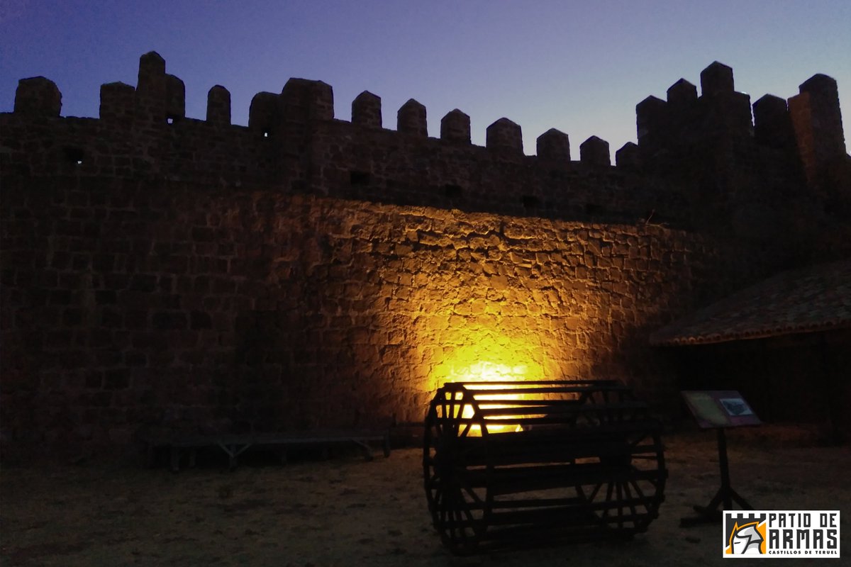 patiodearmas's tweet photo. Siempre hay algo de luz entre tanta oscuridad.
#castillodeperacense #comarcadeljiloca #teruel #castillos #spain #castle #castles #castillosdeespaña #españa #aragon #teruel #medieval #castlesofspain #turismo #arquitectura #traveller #traveladdict #monumentalspain #architecture https://t.co/jJHLRheIPB