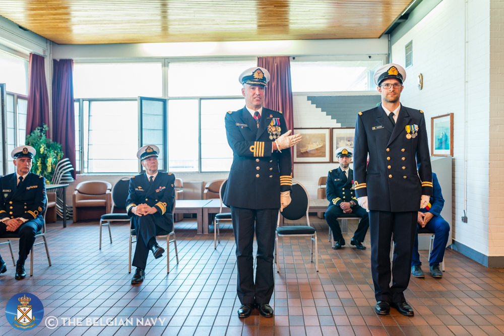 TheBelgianNavy's tweet photo. Vandaag in de Marinebasis van Zeebrugge, twee ceremoniën werden afgewerkt. M924 Primula kreeg zijn scheepsbel terug uit handen van de burgemeester van zijn peterstad @willebroek_be en vervolgens heeft Luitenant-ter-zee Frederick Verdonck het bevel overgenomen van deze mijnenjager https://t.co/J1ZwdkQSl3
