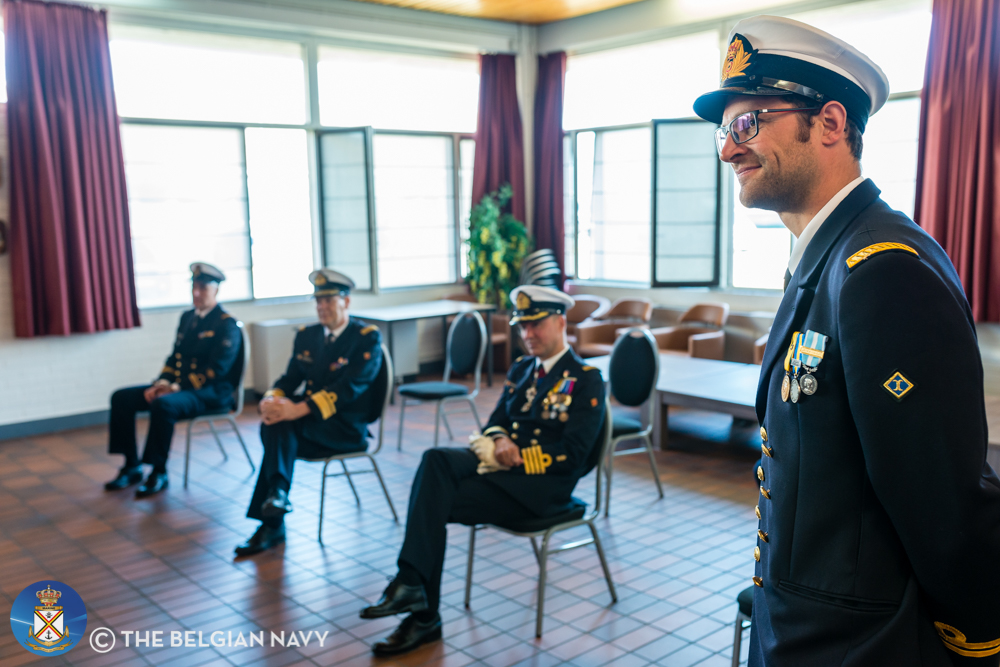 TheBelgianNavy's tweet photo. Vandaag in de Marinebasis van Zeebrugge, twee ceremoniën werden afgewerkt. M924 Primula kreeg zijn scheepsbel terug uit handen van de burgemeester van zijn peterstad @willebroek_be en vervolgens heeft Luitenant-ter-zee Frederick Verdonck het bevel overgenomen van deze mijnenjager https://t.co/J1ZwdkQSl3