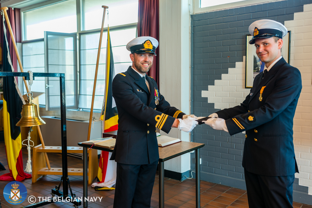 Vandaag in de Marinebasis van Zeebrugge, twee ceremoniën werden afgewerkt. M924 Primula kreeg zijn scheepsbel terug uit handen van de burgemeester van zijn peterstad @willebroek_be en vervolgens heeft Luitenant-ter-zee Frederick Verdonck het bevel overgenomen van deze mijnenjager