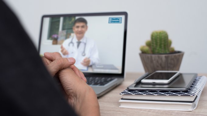 Imagen: Una visita de telemedicina entre un médico y paciente.