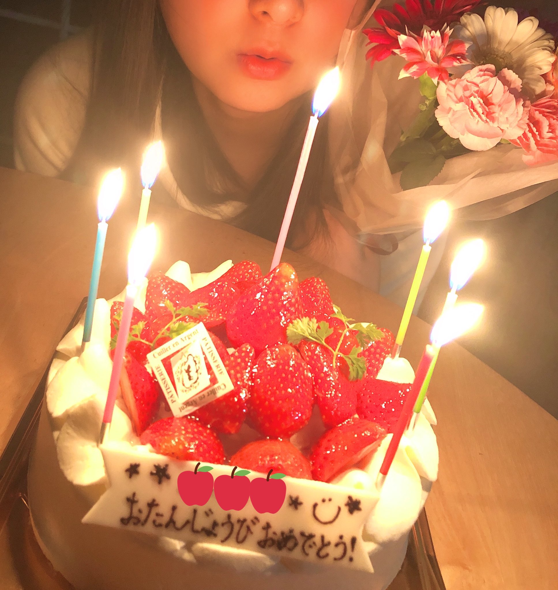 Berry K 先日 娘の誕生日 自粛生活で学校にも行けず 友達にも会えなくて寂しがってたので 頑張ってバースデームービー作り 家族でお祝い ハンドリのみんなからのサプライズメッセージにヤバイ ヤバイ って大喜びでした ᵗʱᵃᵑᵏઽ