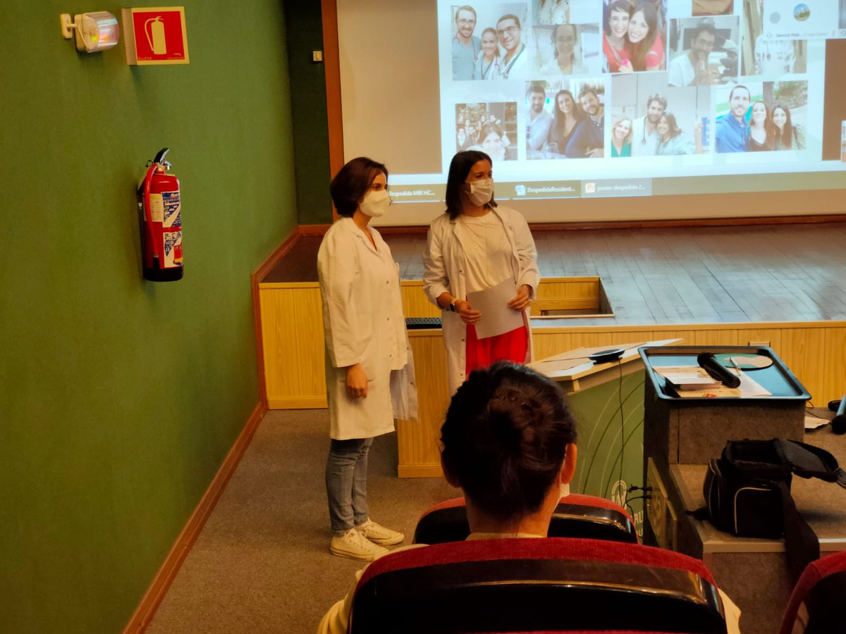 FarmaNutriHCS's tweet photo. Ayer tuvimos el acto de despedida 🥲  de nuestra R4 @CarmenLopGom en la @ASCostadelSol  , gran profesional y mejor compañera. Todos tus compañeros del área de @FarmaNutriHCS te desean mucha suerte 🍀
en esta nueva etapa como especialista #farmaciahospitalaria https://t.co/8oQnhdNy6q