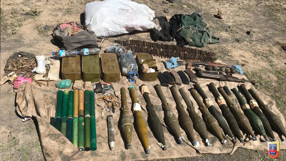 jandarma's tweet photo. #Iğdır İl #Jandarma Komutanlığınca, Iğdır kırsalında gerçekleştirilen operasyonda;
-1 piyade tüfeği,
-1 makineli tüfek,
-5 el bombası,
-14 roketatar mühimmatı,
-15 roketatar sevk fişeği ve çok sayıda mühimmat ile örgütsel malzeme ele geçirilmiştir. https://t.co/GaUKhLHeIe