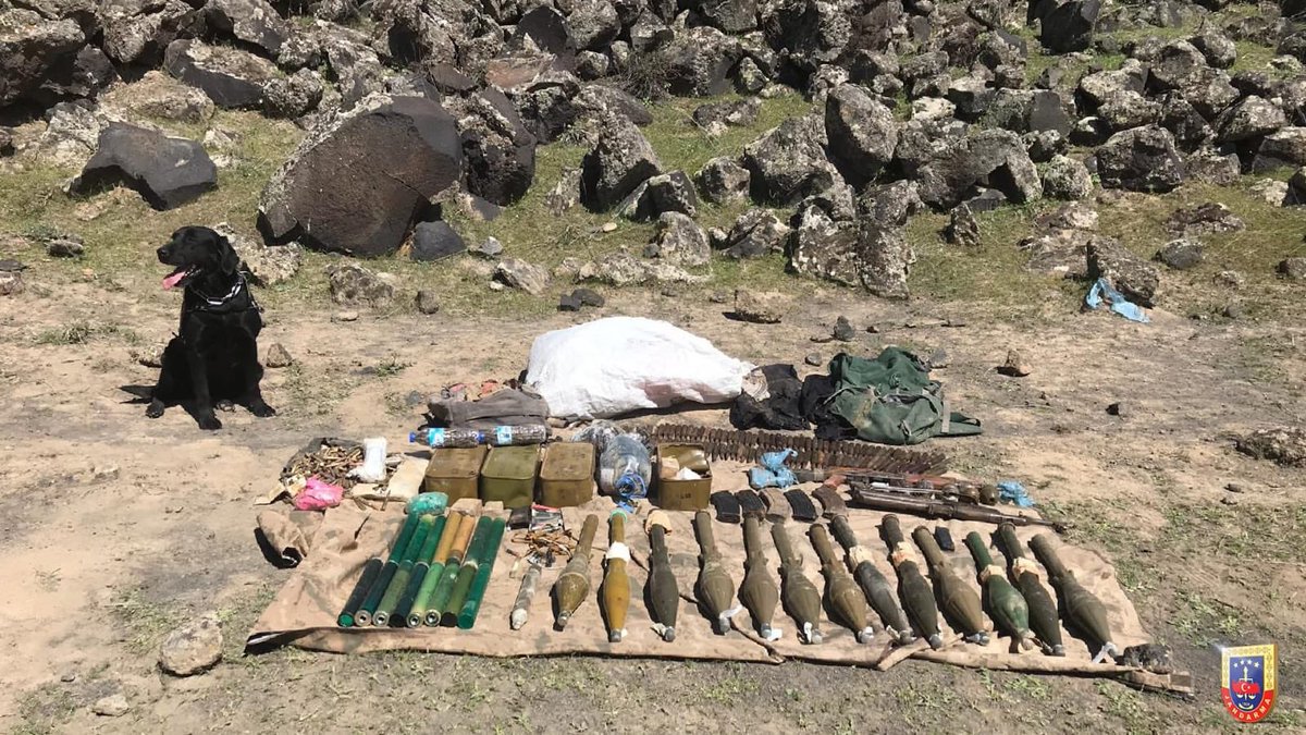 jandarma's tweet photo. #Iğdır İl #Jandarma Komutanlığınca, Iğdır kırsalında gerçekleştirilen operasyonda;
-1 piyade tüfeği,
-1 makineli tüfek,
-5 el bombası,
-14 roketatar mühimmatı,
-15 roketatar sevk fişeği ve çok sayıda mühimmat ile örgütsel malzeme ele geçirilmiştir. https://t.co/GaUKhLHeIe