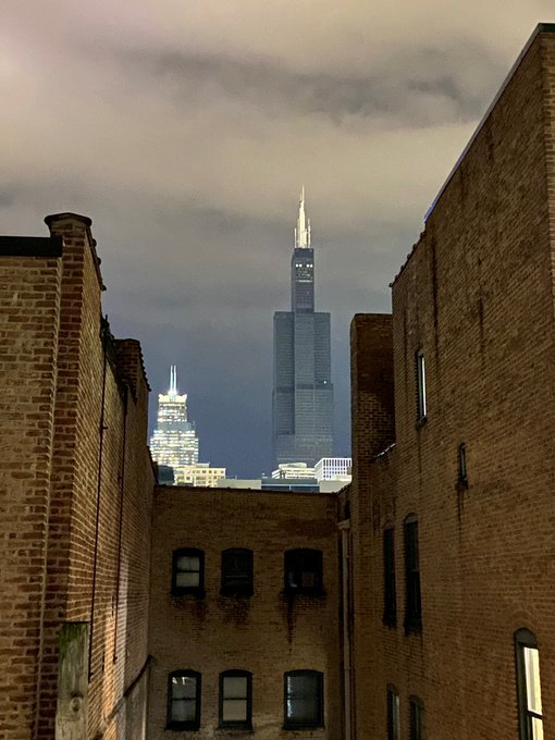 Donald_from_HI's tweet photo. It appears that major flooding last Sunday caused a building-wide power outage at Chicago's iconic 1,450 ft.-tall Willis Tower (aka Sears Tower), which has since loomed ominously over the city's nighttime skyline as a black-souled metaphor for the United States in the year 2020. https://t.co/lKSh9mXe30