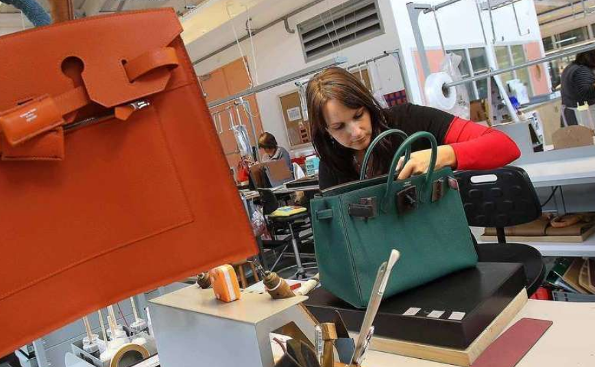 Le #luxe redémarre sa production, dans un écosystème fragilisé par la pandémie
👉Les petits artisans 🇫🇷🇮🇪 sont en souffrance, les grandes #marques se trouvent dans le dilemme de les voir disparaître ou investir en les rachetant pour les sauver ...
sco.lt/6FPzIO