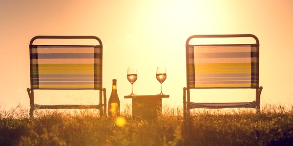 HosmanVins's tweet photo. Nieuw: Doosje Thuiswijn nummer 6, nu met bijna 30 euro korting! De Franse grens is nog dicht maar... de Route du Soleil is open! https://t.co/HRp3HCBeCV #thuiswijn #wijnaanhuis #stayhomeanddrinkwine https://t.co/NKCIkeICup
