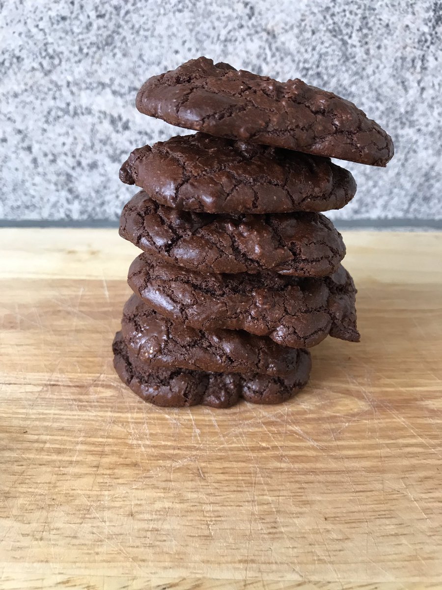 Rana_1989's tweet photo. Made the double chocolate teff cookies from @ShalaneFlanagan Run Fast Eat Slow 👩🏻🍳😋 #shalaneflanagan #runfasteatslow #running #hardlopen #cookies #koekjes #chocolade #chocolate #teff #gl2r #runnersworld https://t.co/gyYNiZnoBd