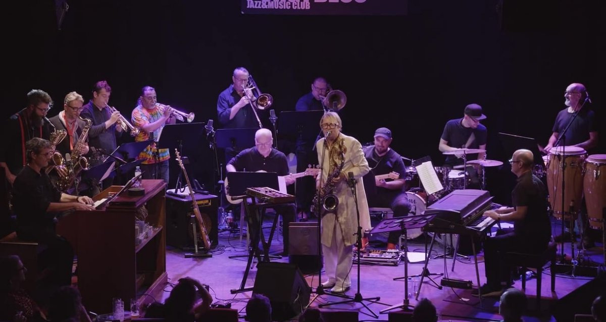 MusicalviennaVB's tweet photo. Lust auf "Grooven"? 🤗 Die #bigband des VBW-Orchesters präsentierte gemeinsam mit dem finnischen Musiker Jimi Tenor seine Hits im Porgy & Bess. Ab sofort ist ein Mitschnitt des Clubhits „Take Me Baby“ verfügbar. https://t.co/l7RatN1CpP
#wearemusical #wien #musicalvienna https://t.co/sGGeRmvzrn