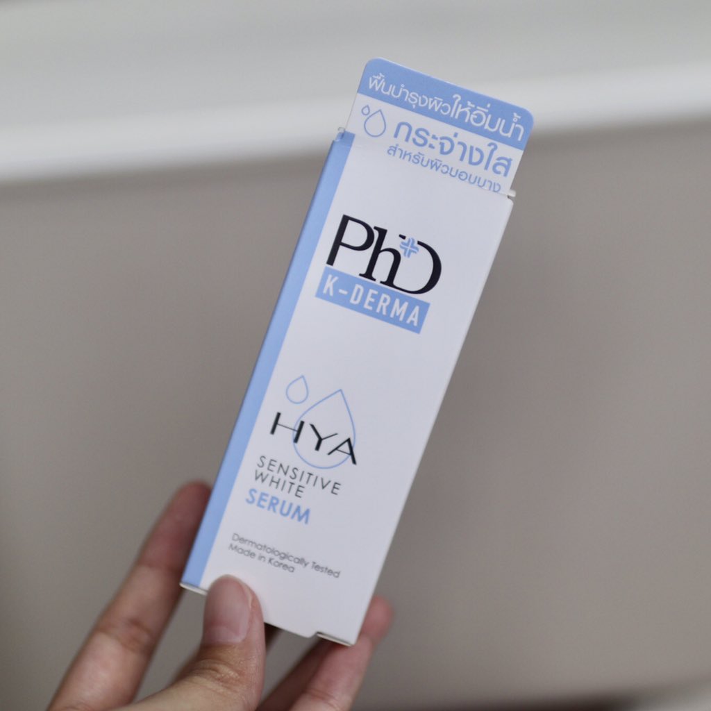 peartunwarat's tweet photo. เซรั่มสำหรับคนผิวเซนซิทีฟยกให้ #PhDHYA ขวดนี้ ขวดจะเป็นตัวปั๊มใช้ง่ายมาก บำรุงได้เช้าเย็นเลย เนื้อเซรั่มจะบางเบาซึมง่ายมากๆ ช่วยให้ผิวชุ่มชื้นและแข็งแรงขึ้น ช่วงนี้แพรสิวขึ้นเพราะใส่แมส จะหยิบตัวนี้มาใช้ตลอด เค้าไม่มีแอล พาราเบน น้ำมันด้วยนะ แค่99บาท ที่เซเว่นeXta #ใช้ดีบอกต่อ https://t.co/i0sYHfjVtg