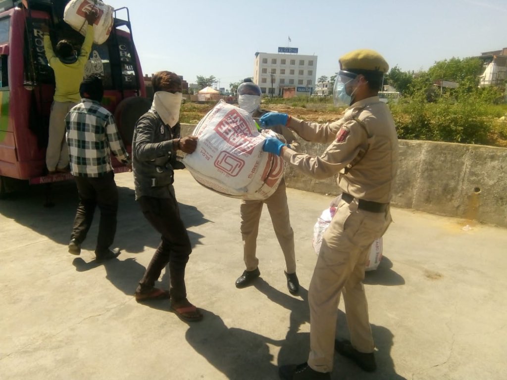cybersurjeet's tweet photo. Migrant workers of MP state boarding train from railway station katra ..Reasi police facilitating them #staysafestayhome #MigrantWorkers #MadhyaPradesh https://t.co/e2o600Niwd