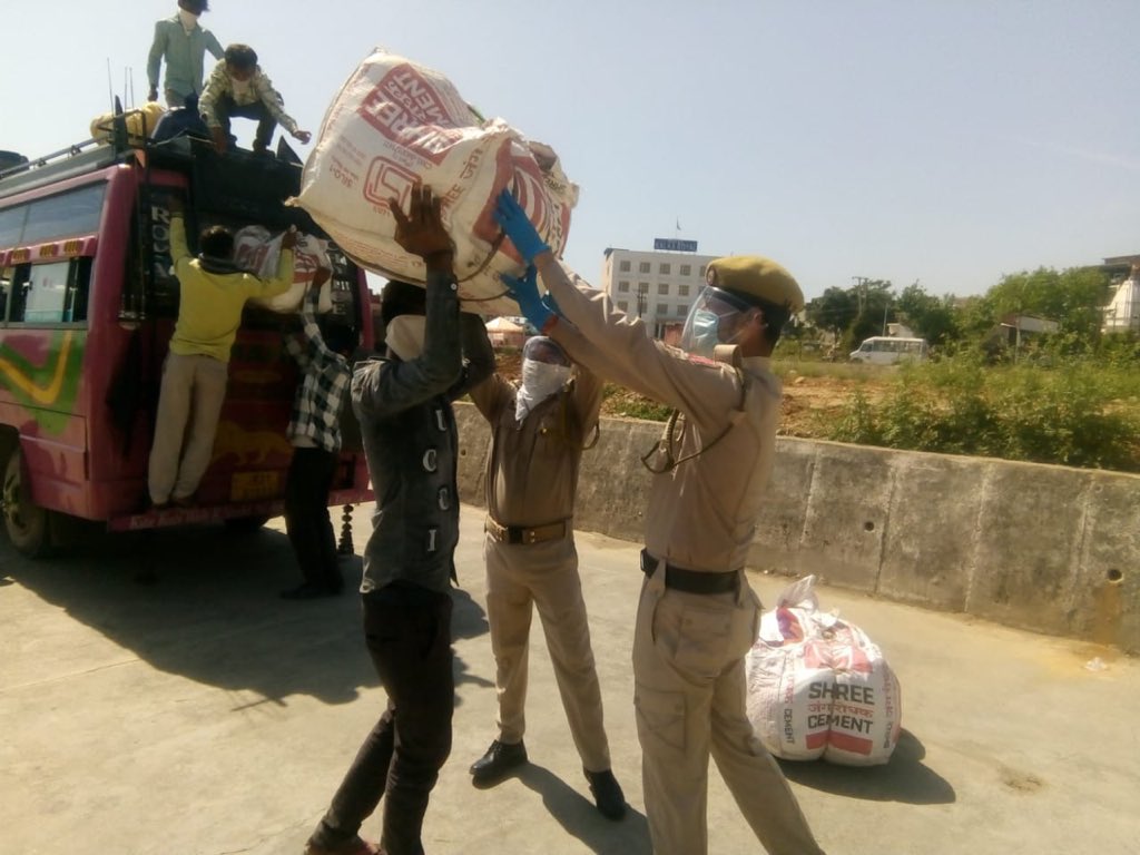 cybersurjeet's tweet photo. Migrant workers of MP state boarding train from railway station katra ..Reasi police facilitating them #staysafestayhome #MigrantWorkers #MadhyaPradesh https://t.co/e2o600Niwd