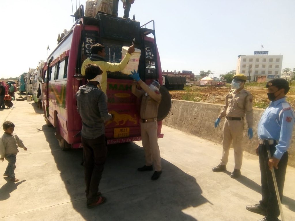 cybersurjeet's tweet photo. Migrant workers of MP state boarding train from railway station katra ..Reasi police facilitating them #staysafestayhome #MigrantWorkers #MadhyaPradesh https://t.co/e2o600Niwd