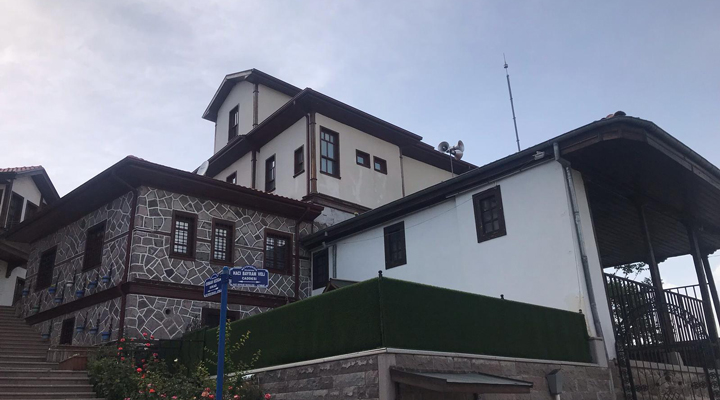 BirGun_Gazetesi's tweet photo. Gökçek’in Hacı Bayram ilgisinin nedeni ortaya çıktı: Tarihi binaları eşinin vakfına tahsis etmiş
https://t.co/2QgJBakdJN https://t.co/2EN9xg3Pxh