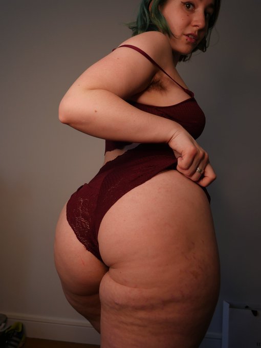 Je viens de recevoir ma nouvelle lingerie de chez @etam_france je suis trop fan ☺️ https://t.co/6OI9