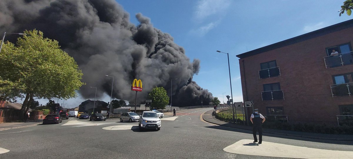 MerPolStHelens's tweet photo. URGENT! Residents of Newton Le Willows please close all windows and doors due to a large fire incident in Earlestown. We will update when it is safe. Thank you https://t.co/Jl5w0wwRCa