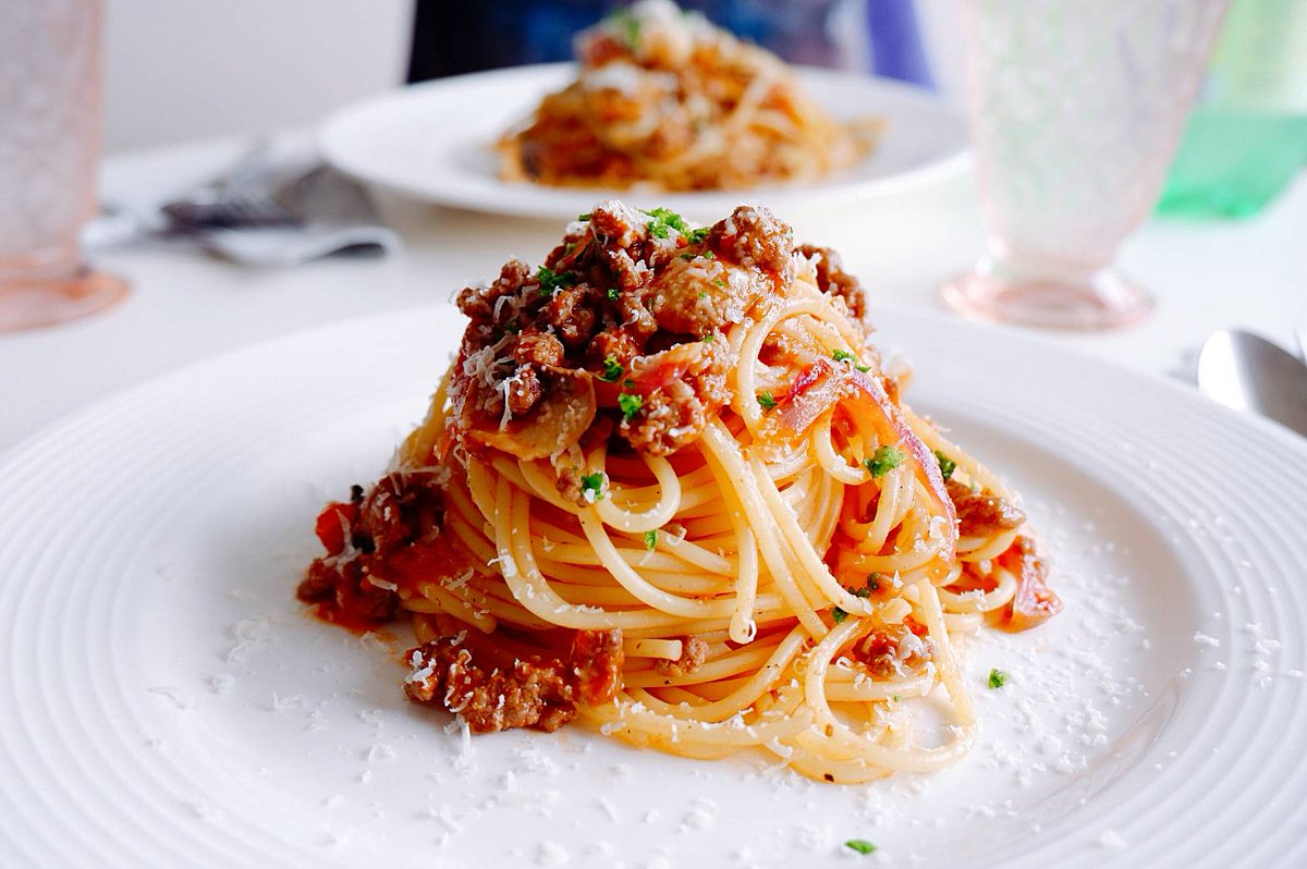 料理はイタリア語で言ったら旨そーに聞こえねぇか?

オラが作ったパスタを「ミートソースパスタ」っつーのと、「ラグー・アッラ・ ボロニェーゼ」っつーのとじゃ響きが全然違ぇよな。

厳密にはよ、トマトの量や肉の量が違ぇ料理なんだけど、まぁ誰も分かんねぇよな。