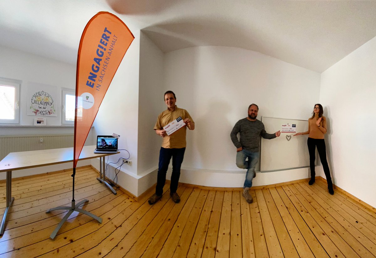 FWA_Halle's tweet photo. Der heutige #Weltbienentag bedeutet auch #Umwelt- und #Klimaschutz. Deshalb bekommen Fridays For Future Dessau 500€ Preisgeld für Ihr Engagement! Mehr als gerne zeichnet die #LAGFA dieses Projekt aus. Glückwunsch und weiter so!🧡🌿 mehr auf: https://t.co/2Zc8sBT1DD https://t.co/l9dXAXgqA5