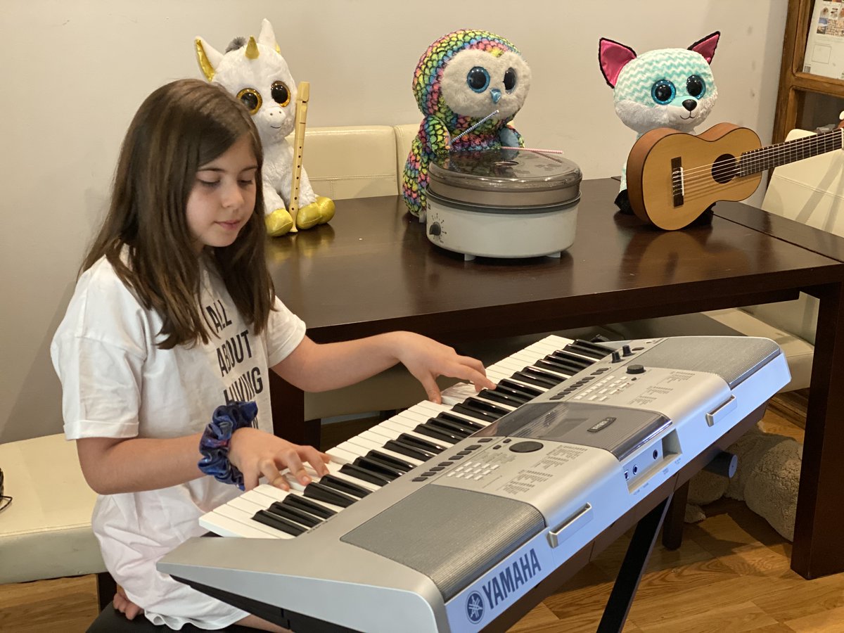 TrinityCollege1's tweet photo. ¡Los músicos de 3º de #Primaria están dando la nota 🎶 con sus #INSTRUMENTALGROUPS en casa! 🎸🥁🎷🎺🎤

#ConectadosConTrinityCollege #Sanse
#WeAreTrinityCollege 🦁
#Colegios #Educación #Padres https://t.co/PiDPGoHfHZ