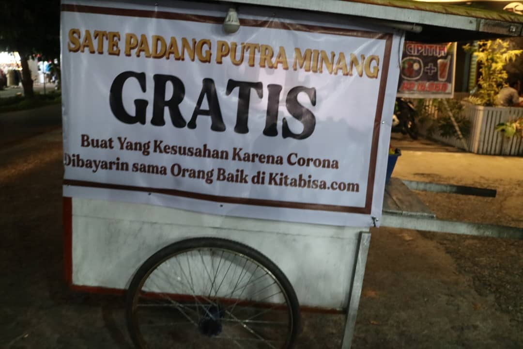 Berkah banget buat yang udah bayarin.. Sate padang putra minang.. GRATIS.. Mulai dari jam 17.00 wib setiap hari.. Berkeliling di sekitaran jl sukakarya, jl hr soebrantas, depan RS Aulia, Jl swakarya, j manyar sakti, bagi yg berada disekitaran selagi ada persediaan silahkan diambi