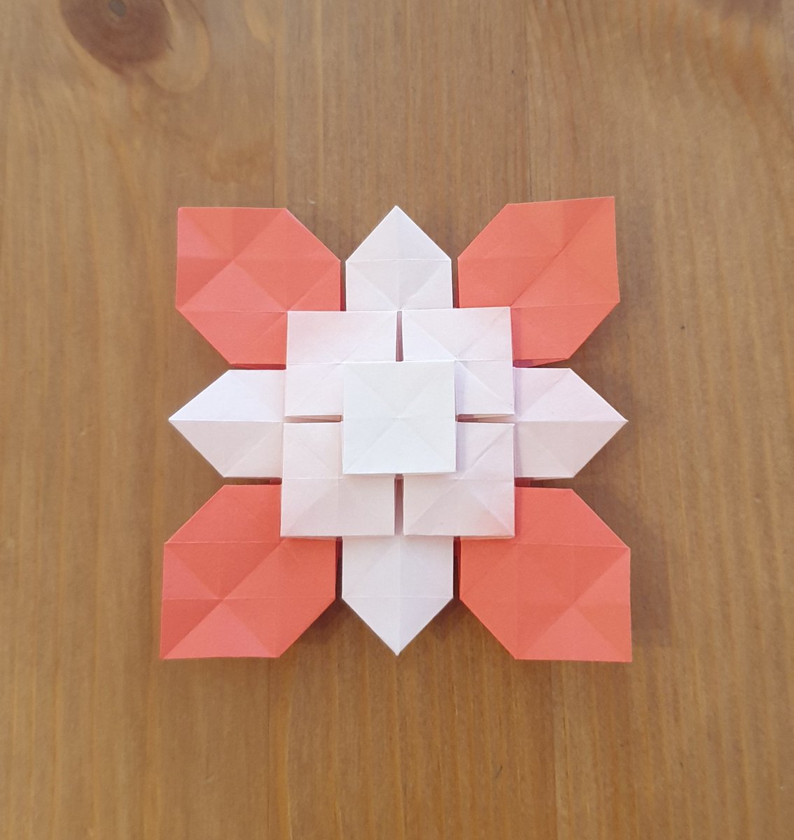 dianemulholland's tweet photo. Clover tessellation in harmony paper π§‘
#LockdownOrigami https://t.co/avVFZDu6ll