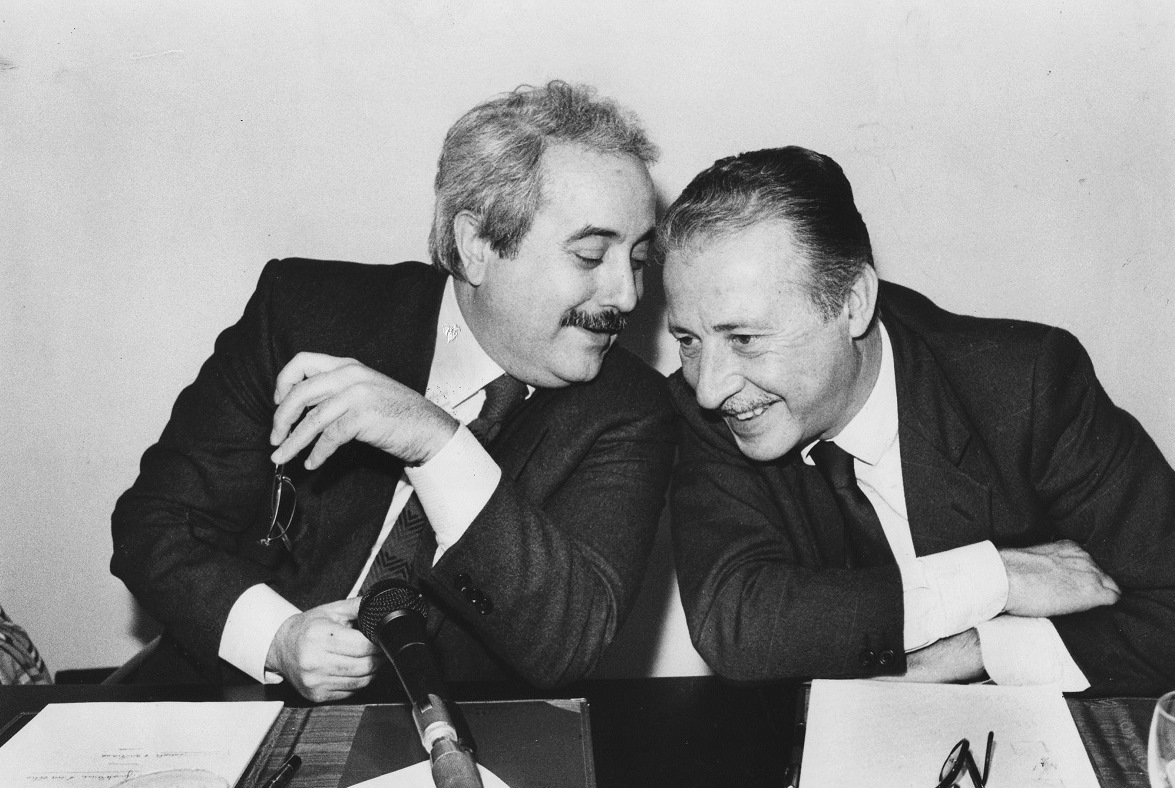 Giorgiolaporta's tweet photo. Prima di votare contro la #sfiducia a #Bonafede guardate la foto di questi eroi. Serviva un #Governo di honesti per scarcerare i boss della #mafia? Potrete galleggiare qualche altro mese fino al prossimo ricatto di Renzi. Ma prima o poi voteremo e vi faremo tanto male.. #20maggio https://t.co/tFopqgb7KN