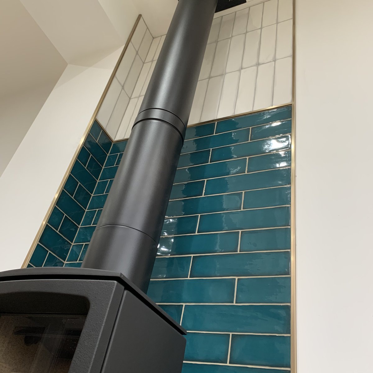SuffolkTiling's tweet photo. Thoroughly enjoyed this tiling job prior to lockdown, recreating this elegant statement tiling from an image on the @toppstiles website at the clients request &amp; using heat resistant adhesive. #tiling #tiler #tiles #ceramic #ceramictiles #ceramictiler 
@ToppsTilesTrade https://t.co/OPtJY48Ggt