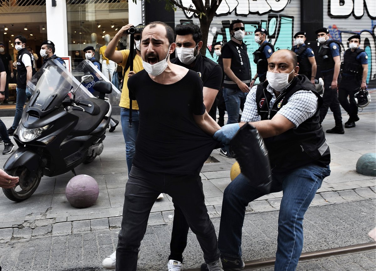 zeynokuray's tweet photo. Mayıs şehitleri anmasına polis saldırdı 

68 devrimci hareketinin önderlerinden İbrahim Kaypakkaya’nın da aralarında bulunduğu Mayıs şehitlerini Kadıköy’de anmak isteyen gençlik örgütlerine polis saldırdı. Üç kişi  darp edilerek gözaltına alındı.+++ https://t.co/LZeXjv9RSw