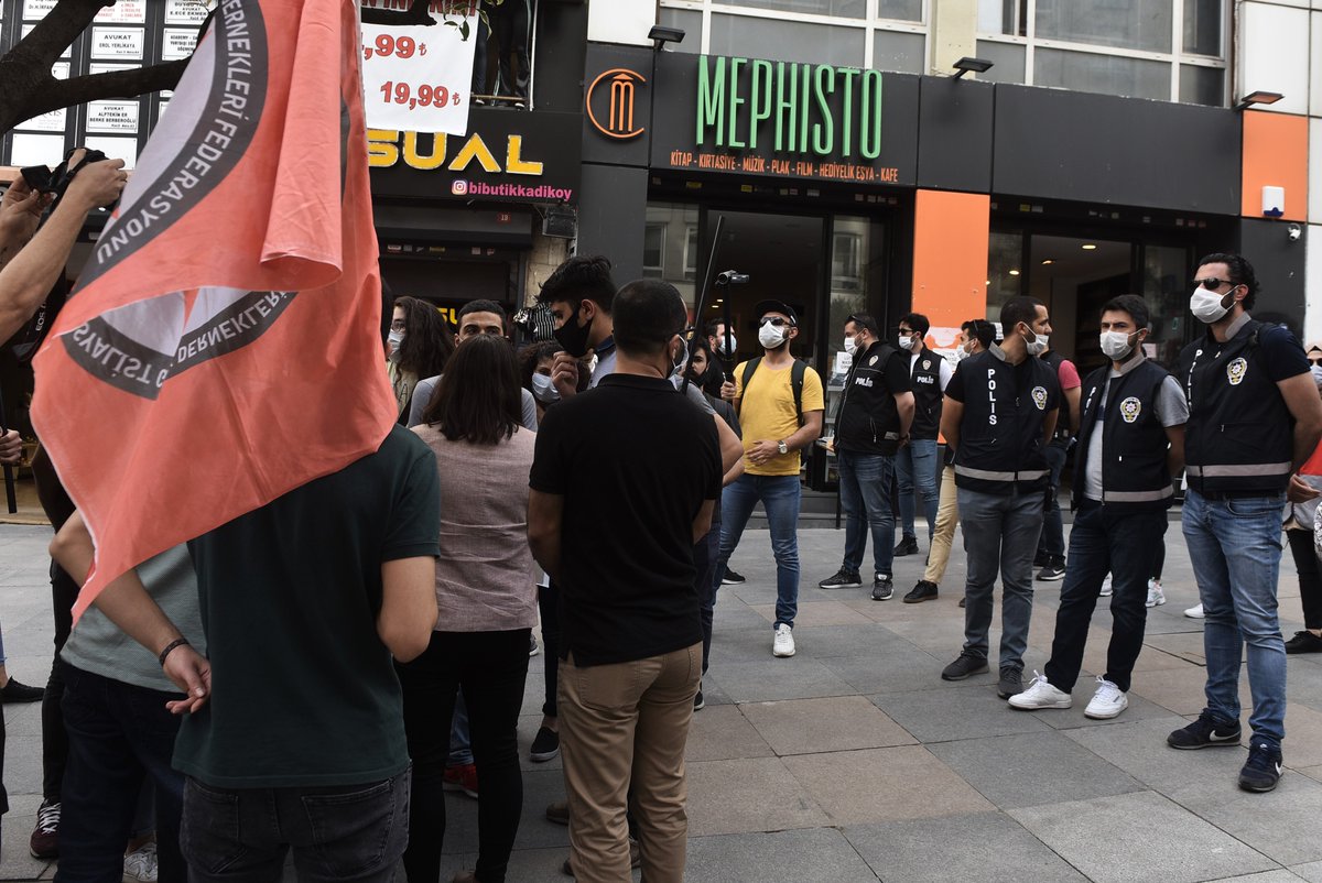 zeynokuray's tweet photo. Mayıs şehitleri anmasına polis saldırdı 

68 devrimci hareketinin önderlerinden İbrahim Kaypakkaya’nın da aralarında bulunduğu Mayıs şehitlerini Kadıköy’de anmak isteyen gençlik örgütlerine polis saldırdı. Üç kişi  darp edilerek gözaltına alındı.+++ https://t.co/LZeXjv9RSw