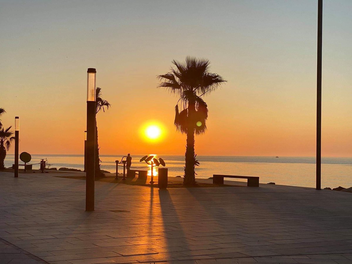 captainmadiba's tweet photo. Would love to be back in Morston but we will have to wait a little longer. This is the sunrise on the Orihuela Costa this morning not to bad really and we are now seeing the light at the end of the tunnel after 10 weeks of Lock Down https://t.co/sY4SbSHzjt