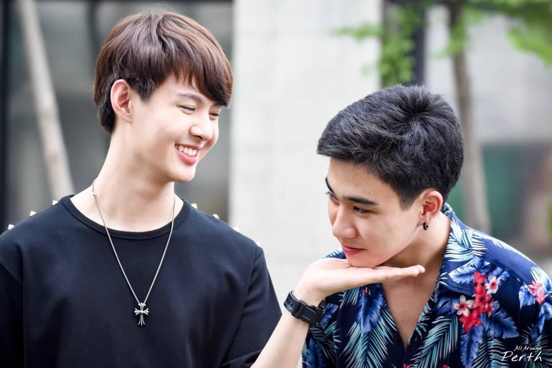 ShangEsser852's tweet photo. กับโลก คุณเป็นคนคนหนึ่ง แต่ว่ากับใครบางคน คุณคือโลกทั้งใบของเค้า
对于世界而言 你是一个人 但是对于某个人 你是他的整个世界
Perthsaint forever na~❤️🖤
Trigon forever💕💕
cr.logo-ChineseTrigon
#Trigon520toPerthSaint https://t.co/fizC0DjC67