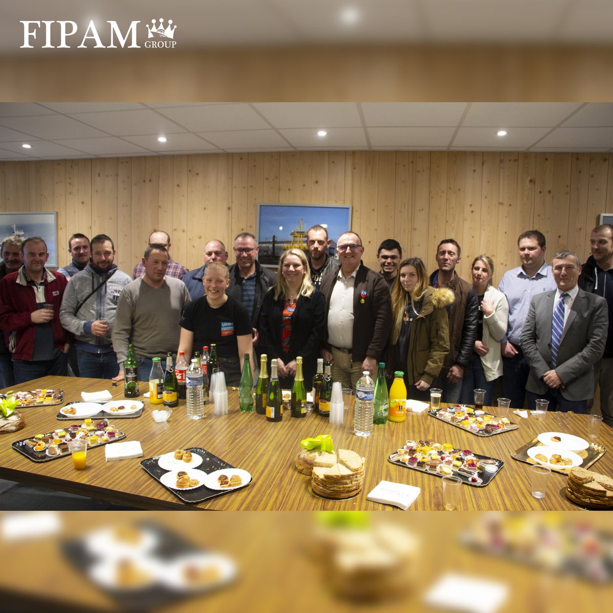 fipam_group's tweet photo. [SOUVENIRS / GROUPE 👑] 
Le groupe a remis ses premiers goodies #totebag des 30 Ans de Fipam, lors du pot de fin d'année le 23/12/2019 chez @Mim_dieppe ! Quel beau souvenir 👏🏻⛴ 

#Mim #MancheIndustrieMarine #FipamGroup #dieppe https://t.co/mIPIGLdowe