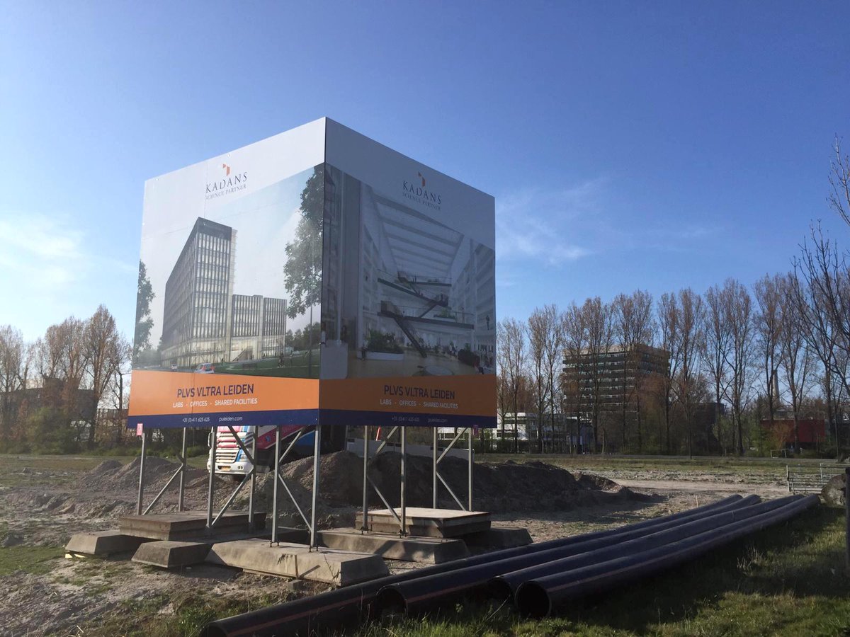 Om aan de groeiende behoefte van huisvesting op het <a href="/Leidenbsp/">LeidenBioSciencePark</a> te voldoen, wordt een multi-tenant gebouw gerealiseerd, genaamd Plus Ultra #Leiden. Wij plaatsten twee #projectborden in V-opstelling om het passerend publiek van alle kanten te informeren. signmatch.nl/uitgelicht/pro…