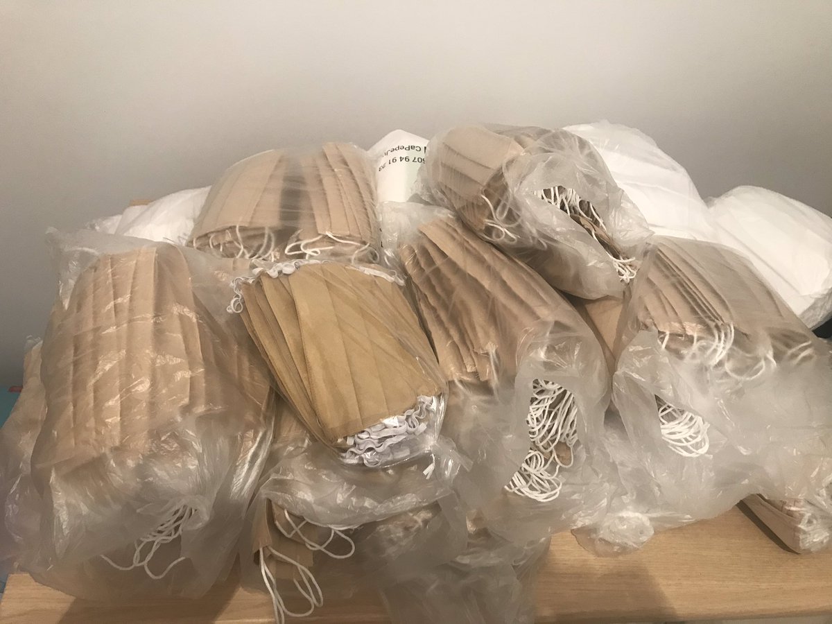 MakersValencia's tweet photo. 3Dmakers LaRibera hace una donación de MIL mascarillas para @AmigosdeMonkole, un pequeña ayuda para luchar contra el covid y el ébola. 
Makers Valencia añade 100 viseras, gomas y 300 pvc. 
Gracias a tod@s.
#coronavirusmakers #Covid_19 #ong #mascarillas #20Mayo @CoronavirusMak3 https://t.co/eKQWMgZ1E9