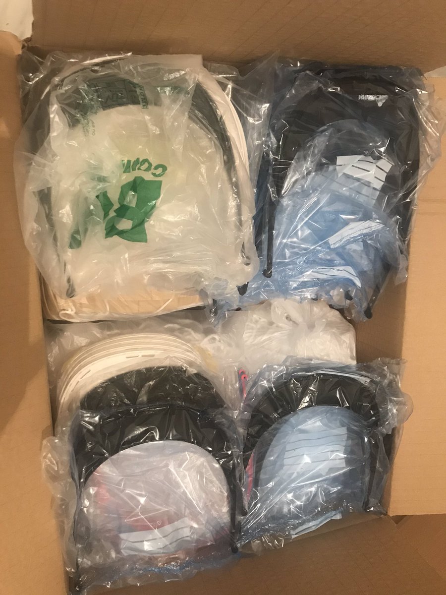 MakersValencia's tweet photo. 3Dmakers LaRibera hace una donación de MIL mascarillas para @AmigosdeMonkole, un pequeña ayuda para luchar contra el covid y el ébola. 
Makers Valencia añade 100 viseras, gomas y 300 pvc. 
Gracias a tod@s.
#coronavirusmakers #Covid_19 #ong #mascarillas #20Mayo @CoronavirusMak3 https://t.co/eKQWMgZ1E9