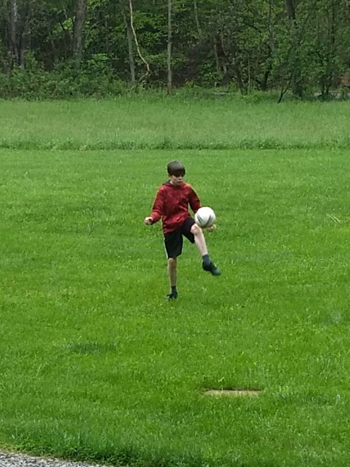 HickmanGeologic's tweet photo. Noah Hickman still practicing hard...despite the rain...in the middle of nowhere...on vacation. Looking forward to being with the Hounds on the pitch. @HoundsAcademy @RiverhoundsSC @houndsspeed https://t.co/Yp0jNrA6bn