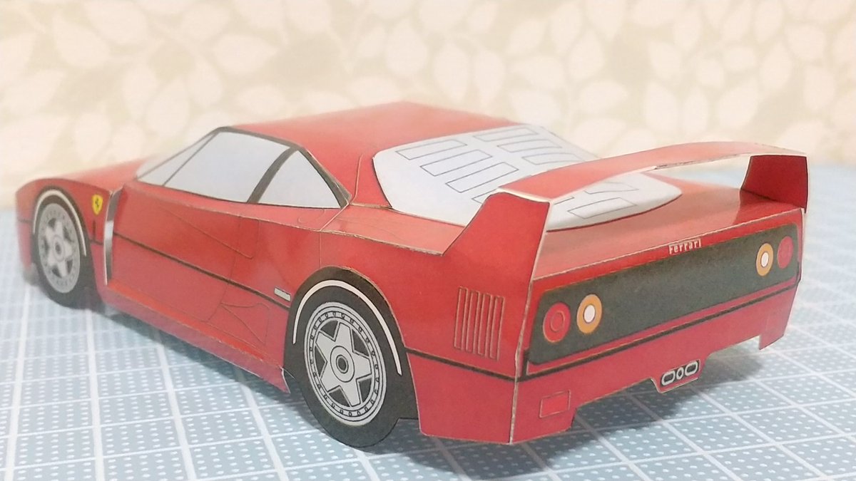 よし ペーパークラフト Di Twitter フェラーリ F40 溝呂木陽さんの 紙のスーパーカー に掲載されているペーパークラフトです 誰もが知ってるスーパーカーですよね 不思議と紙なのにとんでもないオーラを出すんです あなたも組み立てると 惚れるはず