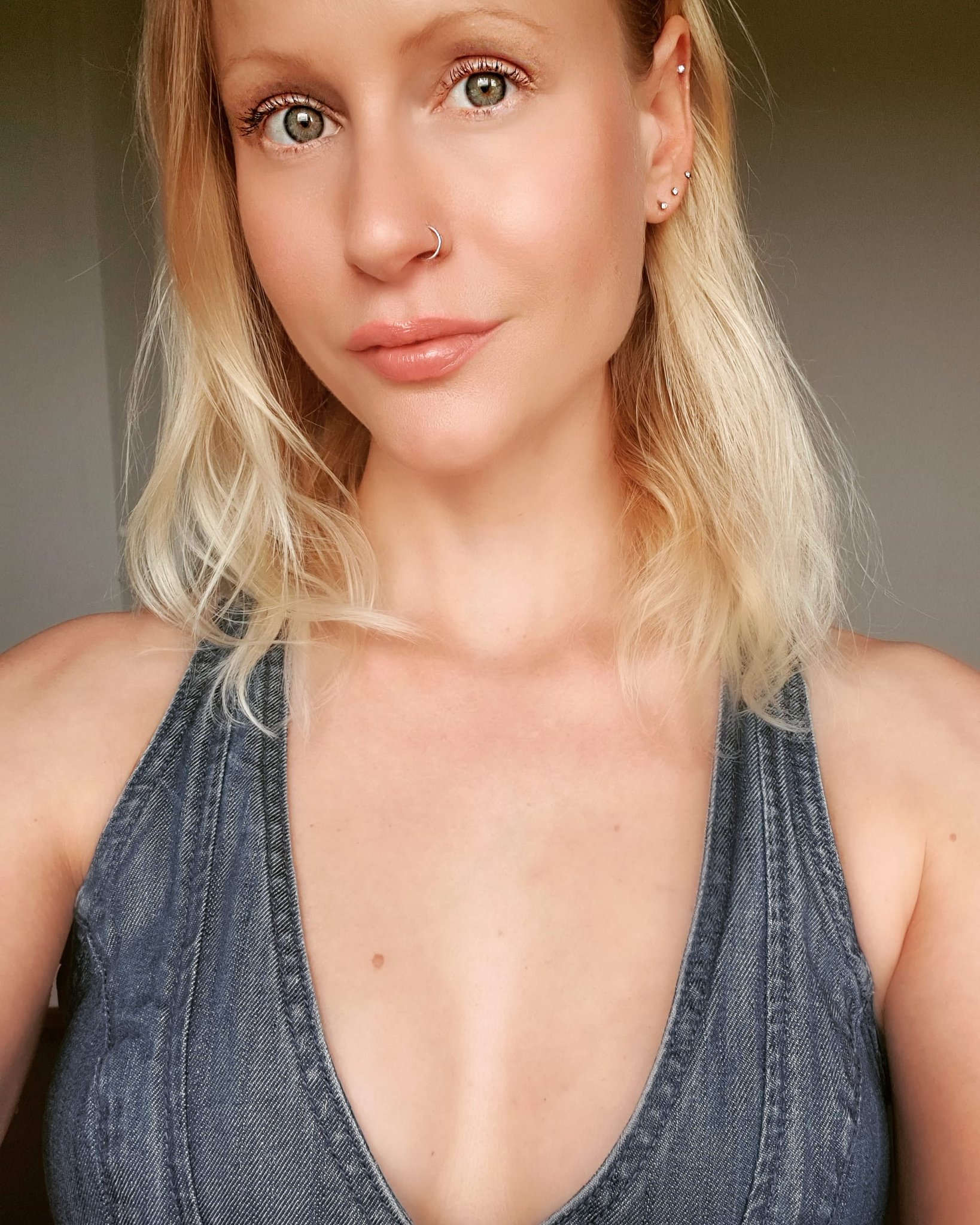 Blondehexe.club on Twitter: "Huhu 😊 #blondehexe #blonde #greeneyes #piercing #selfie #jeansweste
